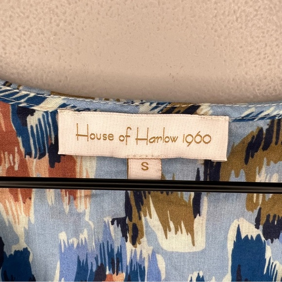 House of Harlow Abstract Floral Printed Short Sleeve Ruffle Zoey Top in Blue S - Picture 3 of 5